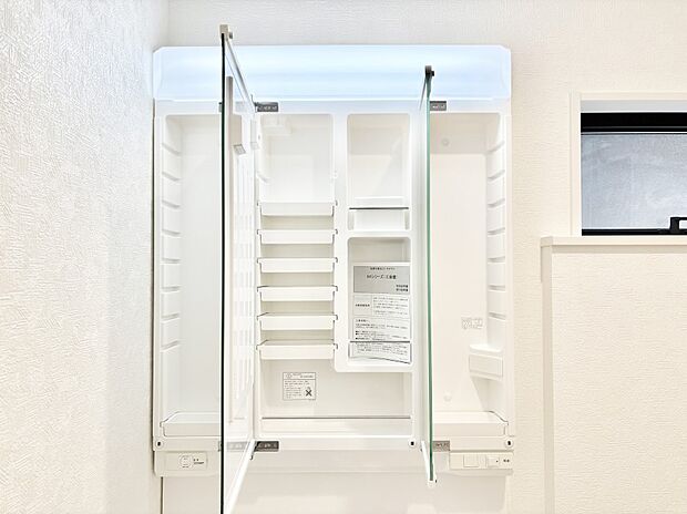 三面鏡の裏に、化粧品や衛生用品などを収納可能。洗面台をすっきりと保ちます!