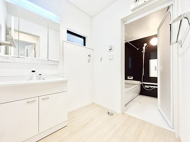 清潔感ある洗面化粧室で朝の身支度も快適