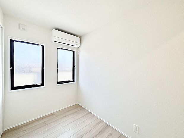 窓からのやさしい光が心地よいプライベートルーム  