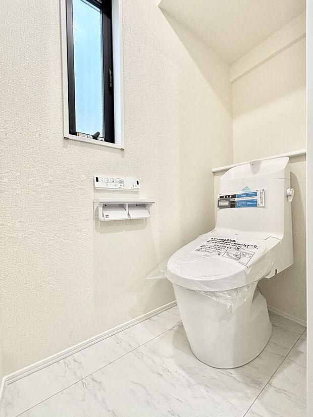 換気用小窓があり、明るく清潔な空間です。 