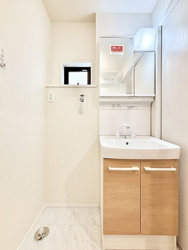 大きく見やすい三面鏡で清潔感ある洗面台は、身だしなみチェックや肌のお手入れにおすすめです。 