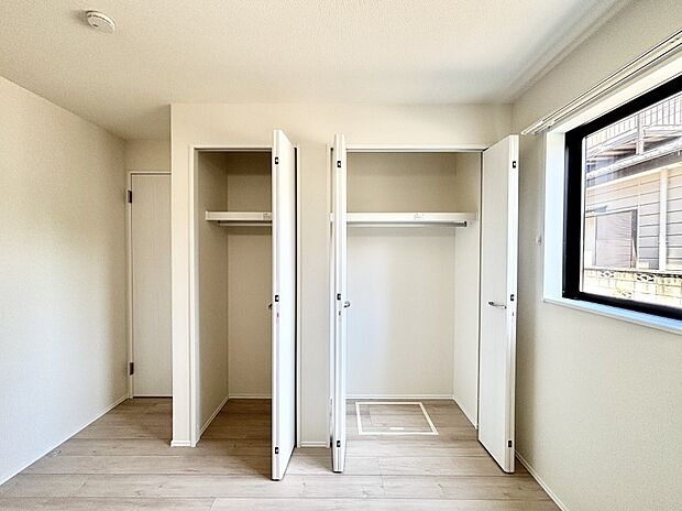 洋室のクローゼット。奥行きがあるので厚手の衣類もすっきり収まります。