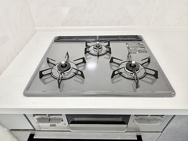 ガスコンロはＳｉセンサー搭載。火力調節や焦げ付き・消し忘れも防いでくれます。