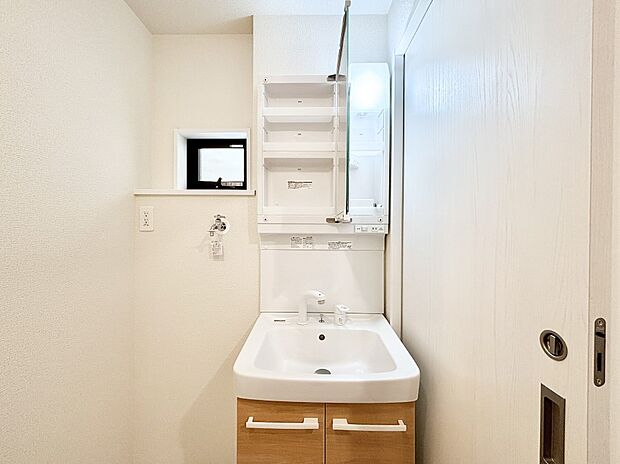 三面鏡の裏に、化粧品や衛生用品などを収納可能。洗面台をすっきりと保ちます！