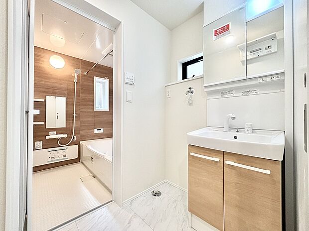 小窓がついているので湿気の多い場所でも換気が十分行えます。毎日の身支度を気持ち良く！