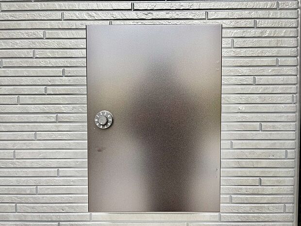 シンプルデザインのポスト。