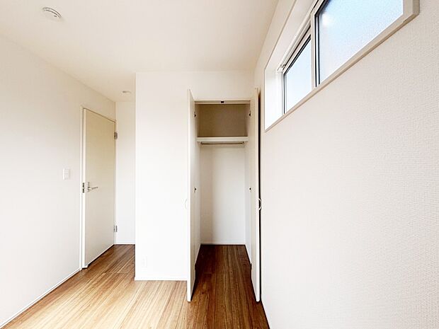 窓からのやさしい光が心地よいプライベートルーム