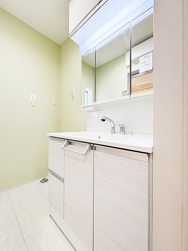 清潔感ある洗面化粧室で朝の身支度も快適