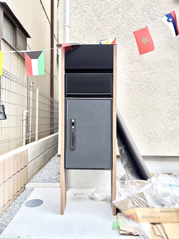 シンプルデザインのポスト。