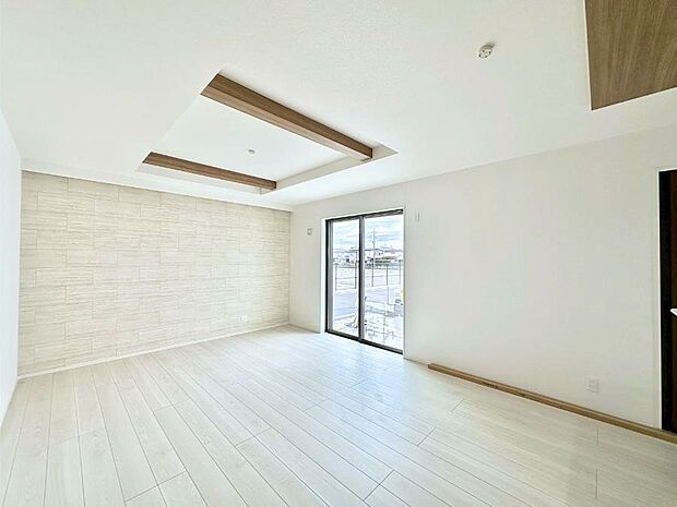 お洒落で開放感のある折り上げ天井を採用したリビングダイニング