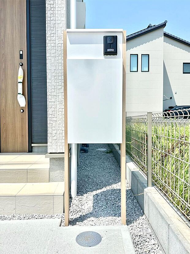 シンプルデザインのポスト。