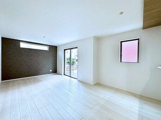 大きな窓からたっぷりの陽光と風を感じられるリビング