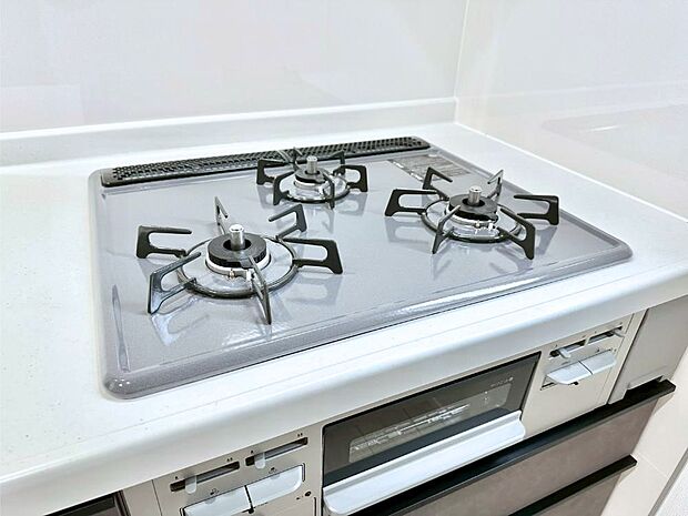 ガスコンロはＳｉセンサー搭載。火力調節や焦げ付き・消し忘れも防いでくれます。