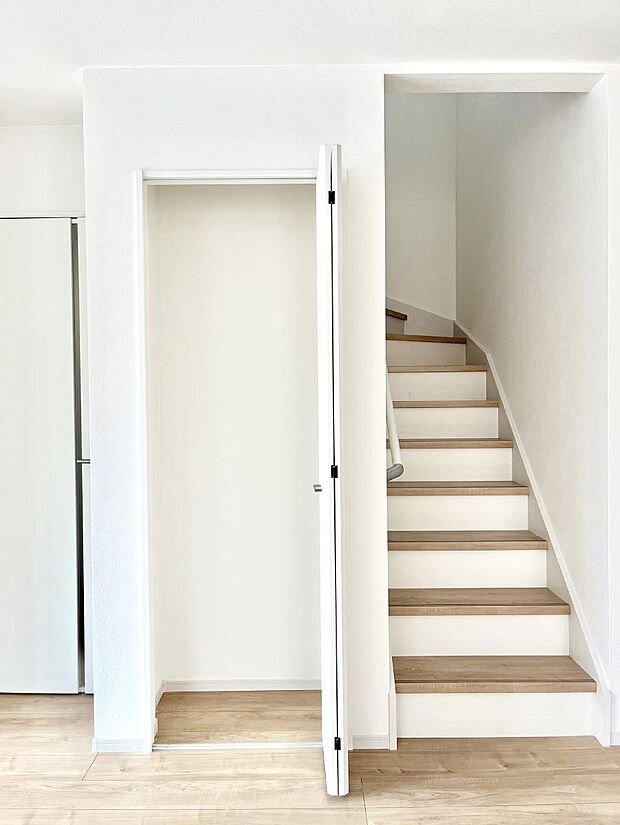 キッチンにはパントリー！食材のストックはもちろん、日用品の収納など使い方はいろいろ！