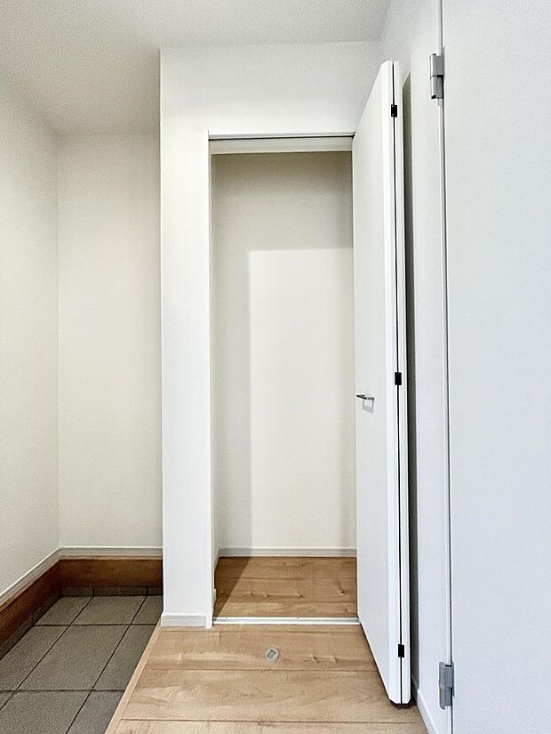 玄関ホール収納です。掃除道具やお出かけ用グッズの収納に便利です。