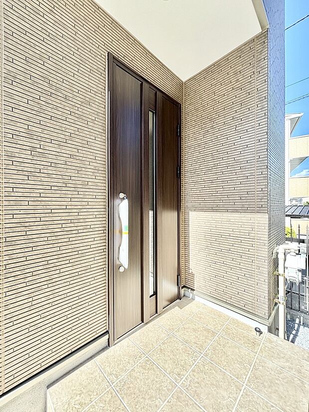 大切な家族、来客を出迎える玄関。玄関前は屋根付きで雨が降っていても濡れにくいです。