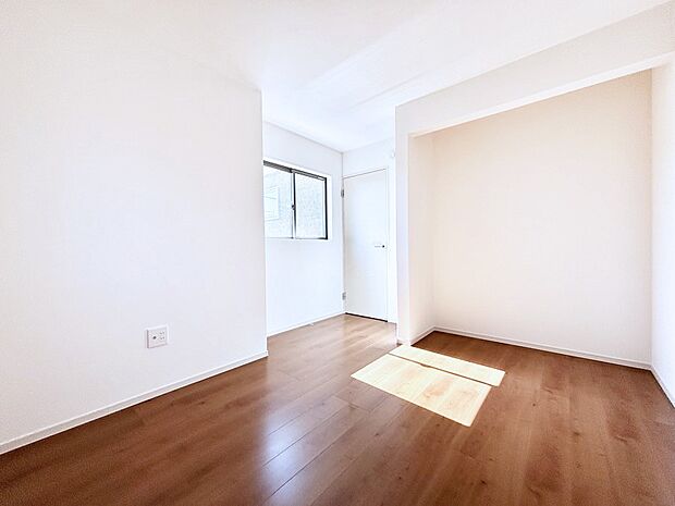 物や洋服の出し入れがスムーズなオープンクローゼット付きのお部屋