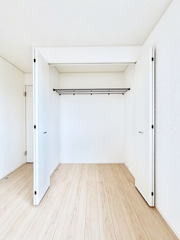 洋室のクローゼット。奥行きがあるので厚手の衣類もすっきり収まります。