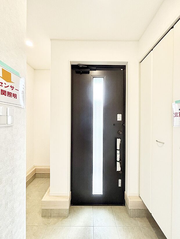 ガラススリットの入った玄関ドアが室内に光を届けてくれます
