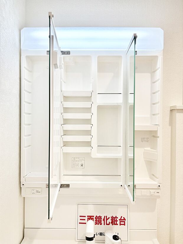 三面鏡の裏に、化粧品や衛生用品などを収納可能。洗面台をすっきりと保ちます!