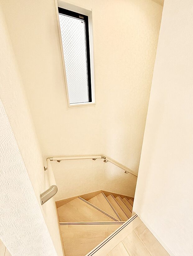 階段は手すり付きなので小さなお子さまやご高齢の方も安心です