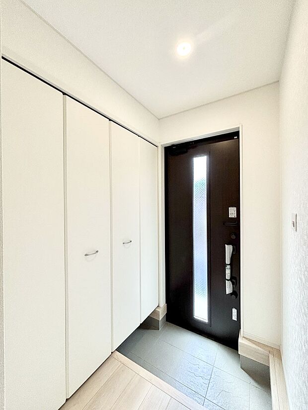 明るい玄関はお客様をお出迎えするのにぴったりです!