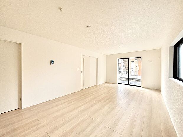 大きな窓からたっぷりの陽光と風を感じられるリビング