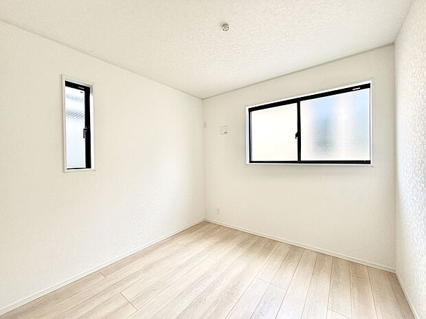 2面採光で気持ちよく自然光が取り入れられるのでお子様のお部屋にもピッタリ