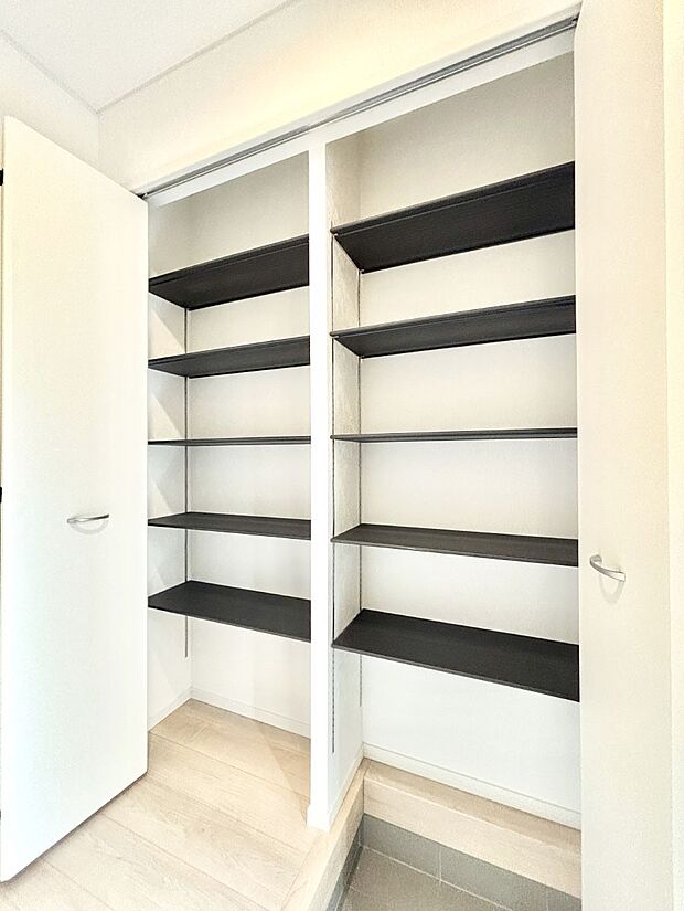 たっぷり収納できるシューズボックスで家族全員の靴も、玄関すっきり。