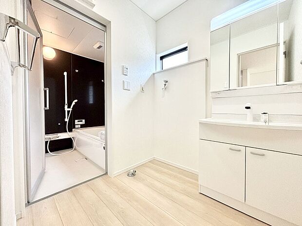 清潔感のある快適空間です。毎日の身支度も気持ち良くお使い頂けます。