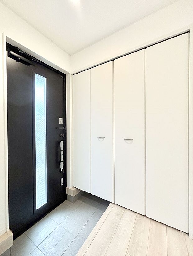 明るい玄関はお客様をお出迎えするのにぴったりです!