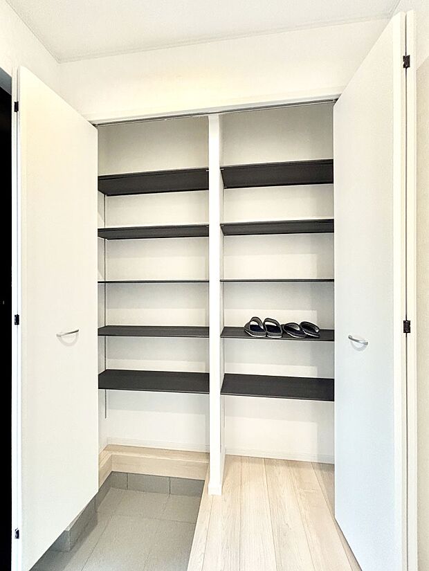 たっぷり収納できるシューズボックスで家族全員の靴も、玄関すっきり。