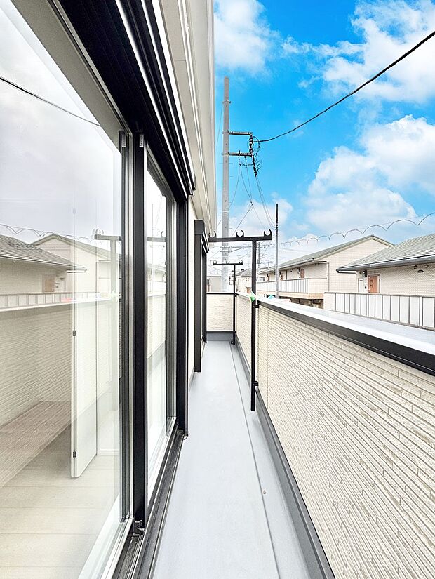 暖かな陽光が降り注ぐバルコニーはお洗濯におすすめ。爽やかな風も心地よいです。