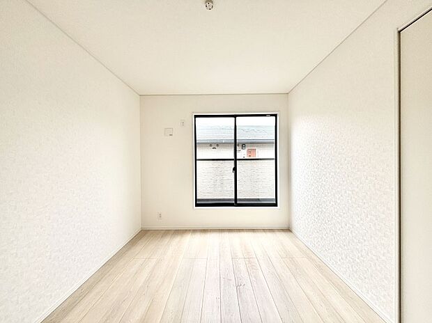 バルコニーが開放感をプラスしてくれる洋室