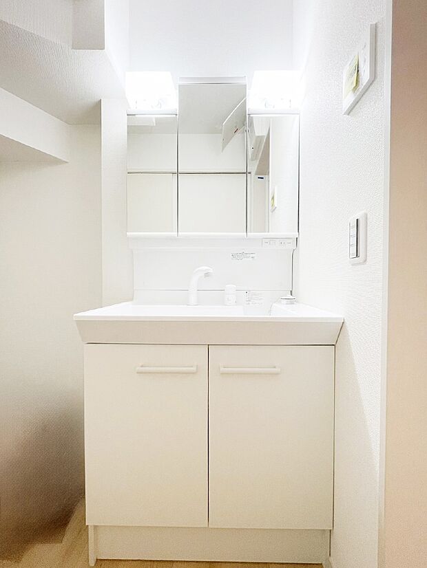 収納力と機能性に優れた洗面化粧台