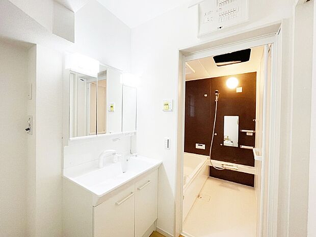 清潔感ある洗面化粧室で朝の身支度も快適