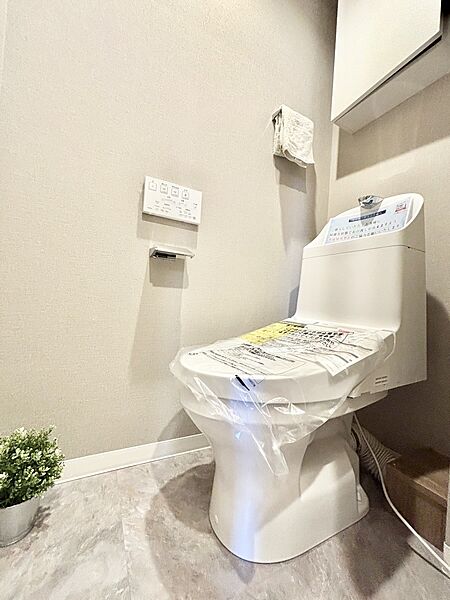 明るく清潔感のあるトイレです。