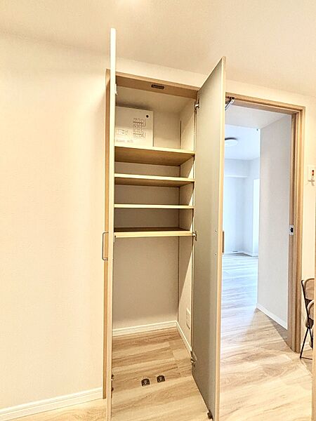 廊下収納。掃除道具や季節の小物を収納することができます。