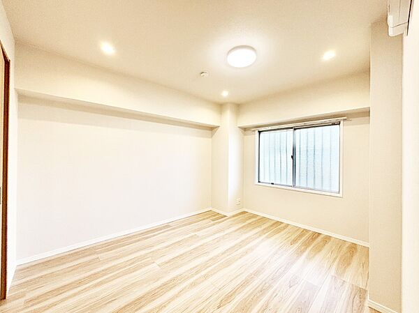 窓からのやさしい光が心地よいプライベートルーム