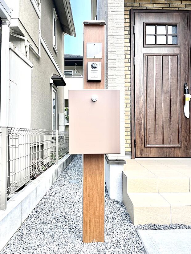 シンプルデザインのポスト。