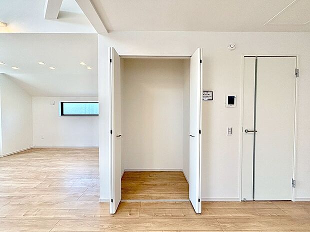 リビング収納。ここに収納があると物が集まるLDKがスッキリ片付きそうですね。