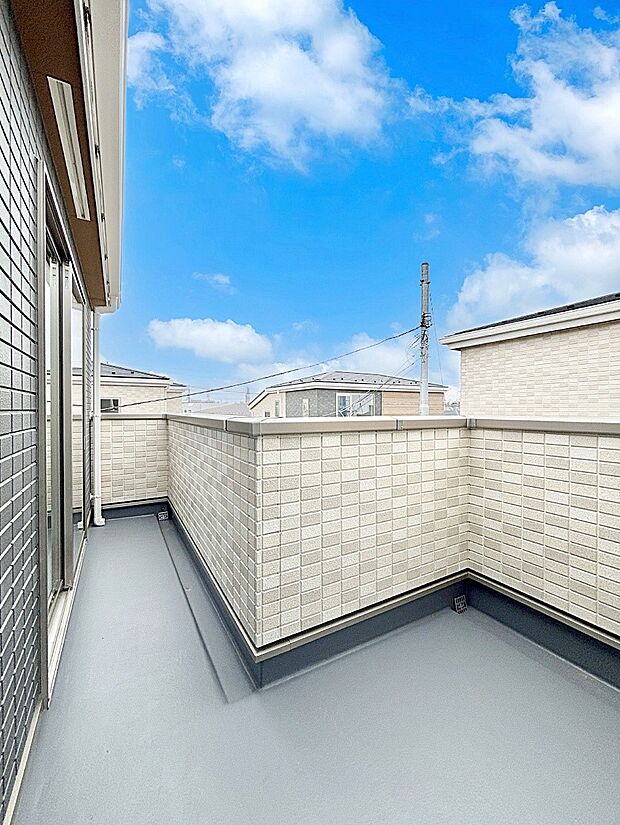 2部屋にまたがる広いバルコニー。晴れた日には洗濯物も気持ちよく干せそうですね。