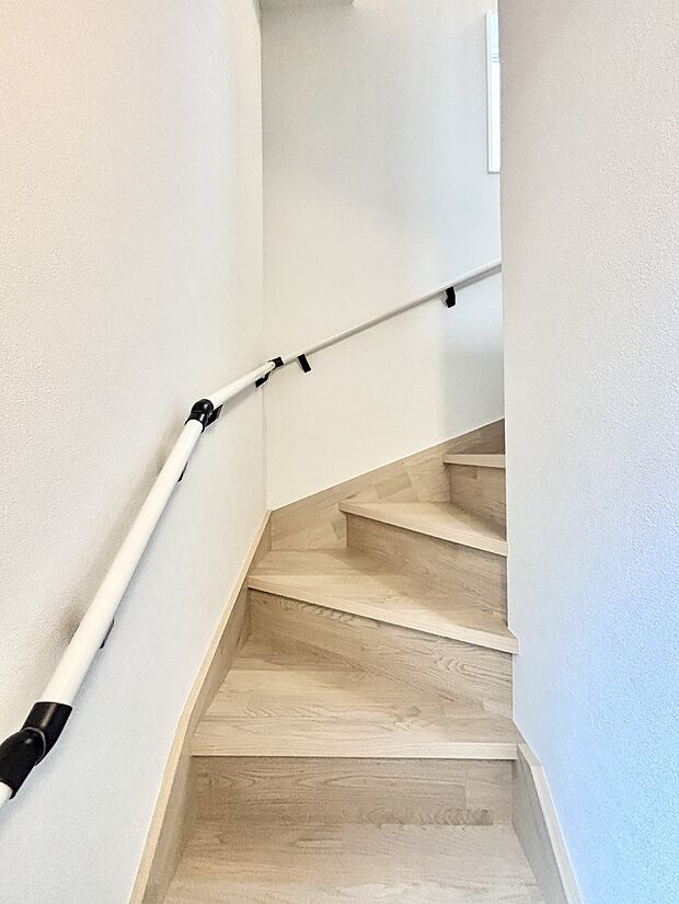 階段は手すり付きなので小さなお子様やご年配の方も安心です!