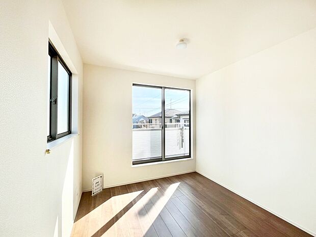 明るいバルコニーサイドに洋室を設置。目覚めの良い寝室に。