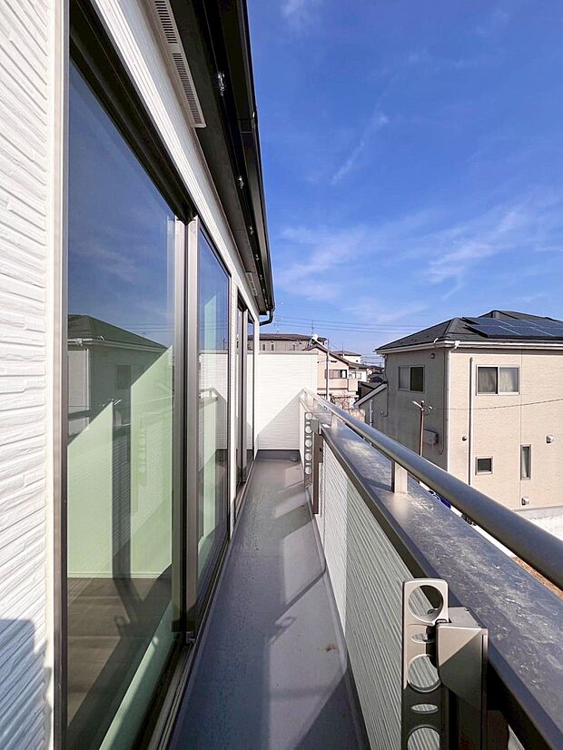 暖かな陽光が降り注ぐバルコニーはお洗濯におすすめ。爽やかな風も心地よいです。