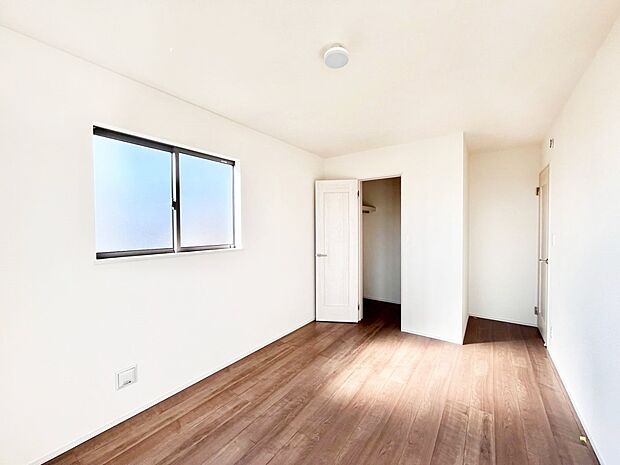 ウォークインクローゼットがあるお部屋!季節ごとの入れ替えも不要で便利です。