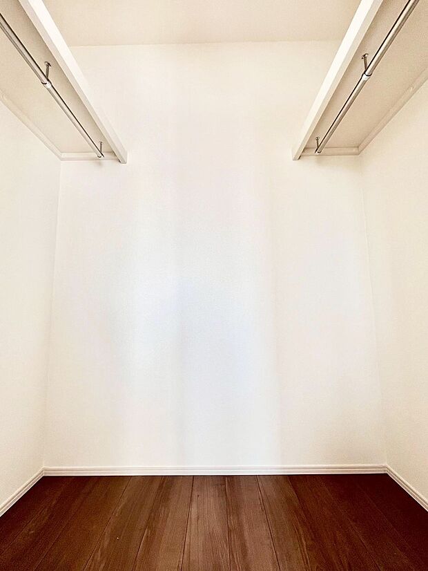 衣類をハンガーに掛けたまま収納できるWIC。衣類の整理整頓がしやすくて便利です!