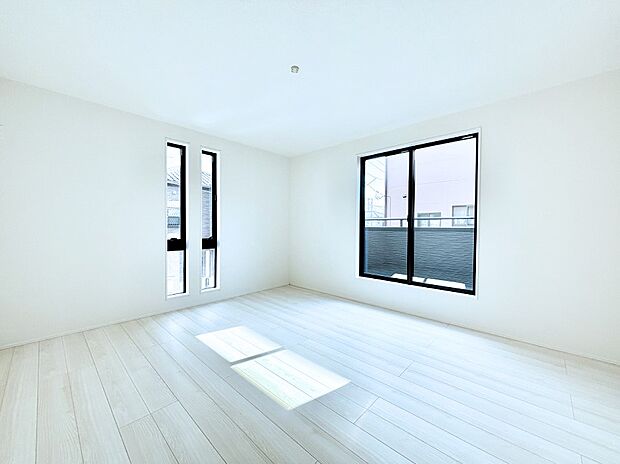 バルコニーが開放感をプラスしてくれる洋室