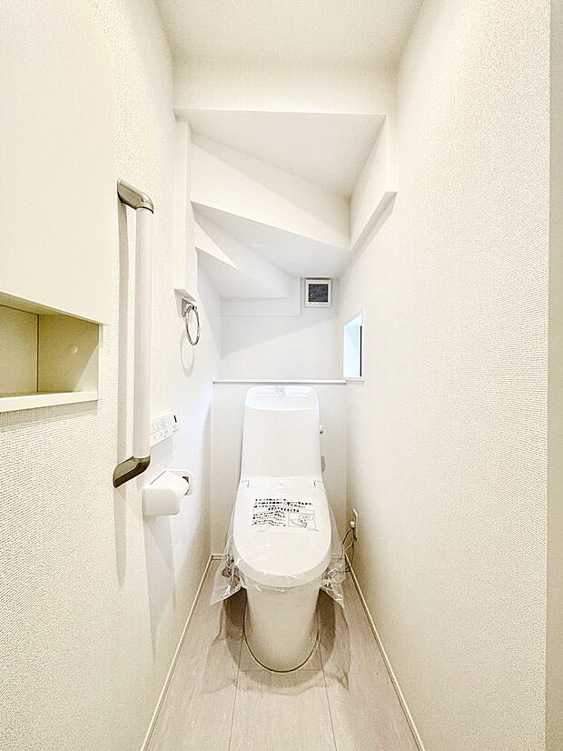 明るく清潔感のあるトイレです。