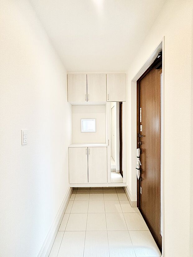 明るい玄関はお客様をお出迎えするのにぴったりです！ 